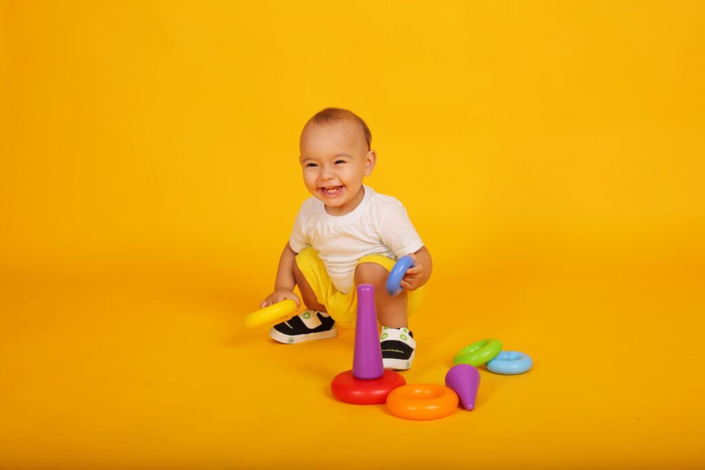A hora de escolher brinquedos para crianças de 2 anos é uma tarefa desafiadora. Aos 2 anos, as crianças estão em um período de desenvolvimento acelerado. Elas estão aprendendo a andar, falar e explorar o mundo ao seu redor. É importante escolher brinquedos que ajudem a estimular seu desenvolvimento físico, cognitivo e emocional. Escolher brinquedos educativos para crianças de 2 anos é crucial para garantir a segurança, o desenvolvimento saudável e a diversão. ] Abaixo estão alguns cuidados essenciais para ter em mente ao escolher brinquedos para crianças pequenas. Como escolher brinquedos para crianças de 2 anos? Considere a idade da criança O primeiro cuidado a ser tomado é considerar a idade da criança. Brinquedos inadequados para a faixa etária da criança podem representar riscos de acidentes. Por exemplo, brinquedos com peças pequenas podem ser engolidas ou aspiradas por crianças menores de três anos.