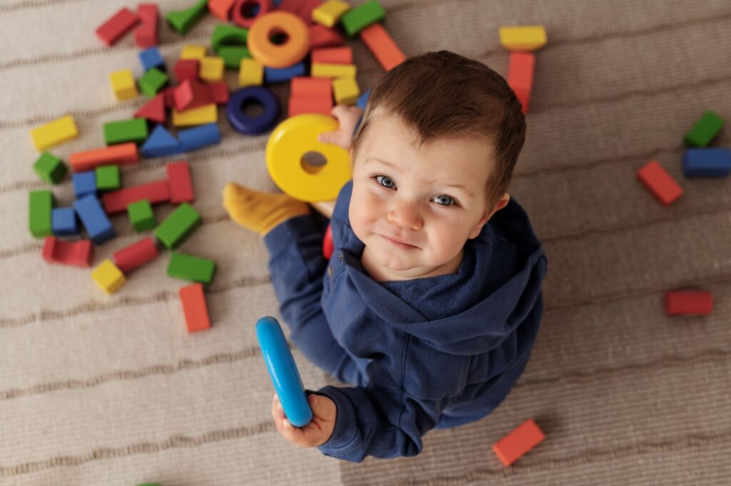 Você sabe quais são os marcos do desenvolvimento infantil? O desenvolvimento infantil é um processo contínuo que ocorre desde o nascimento até a idade adulta. É marcado por mudanças físicas, psicológicas, sociais e emocionais. Os marcos do desenvolvimento infantil são uma série de habilidades que a maioria das crianças atinge em uma determinada faixa etária, divididos em quatro categorias essenciais: socioemocional, cognitiva, linguagem e motora.