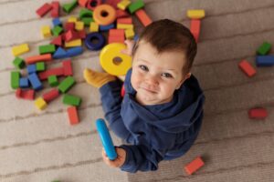 Você sabe quais são os marcos do desenvolvimento infantil? O desenvolvimento infantil é um processo contínuo que ocorre desde o nascimento até a idade adulta. É marcado por mudanças físicas, psicológicas, sociais e emocionais. Os marcos do desenvolvimento infantil são uma série de habilidades que a maioria das crianças atinge em uma determinada faixa etária, divididos em quatro categorias essenciais: socioemocional, cognitiva, linguagem e motora.