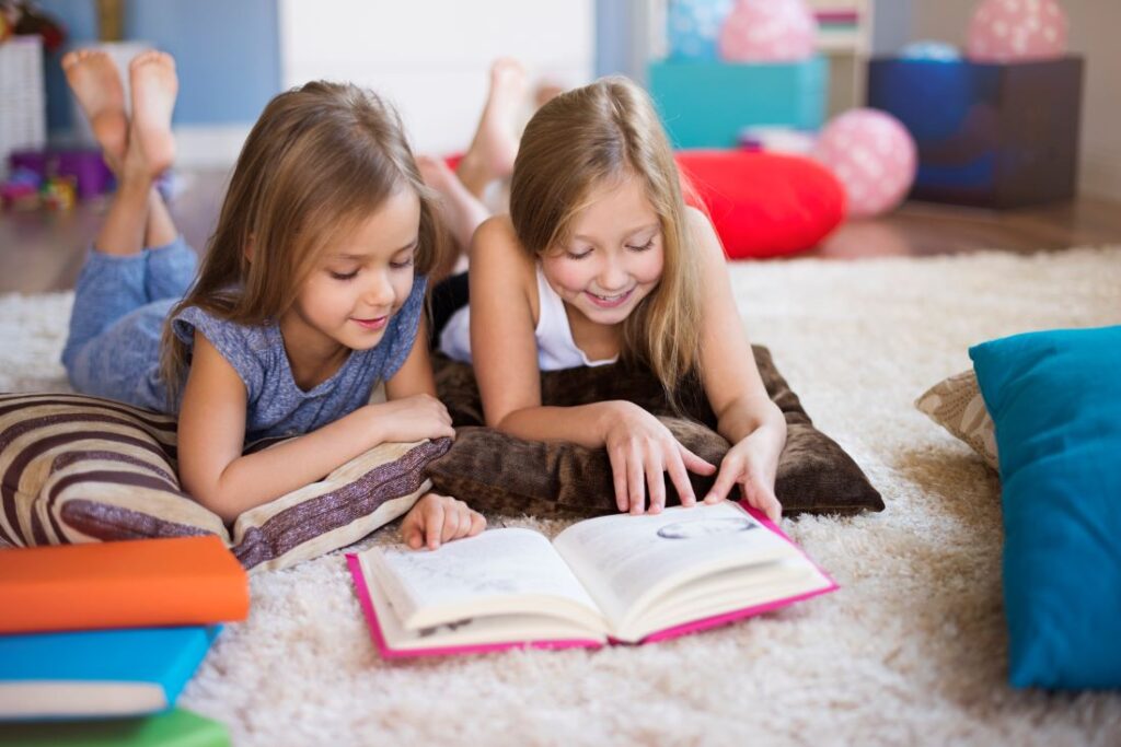 irmãs gemeas aproveitando o cantinho de leitura